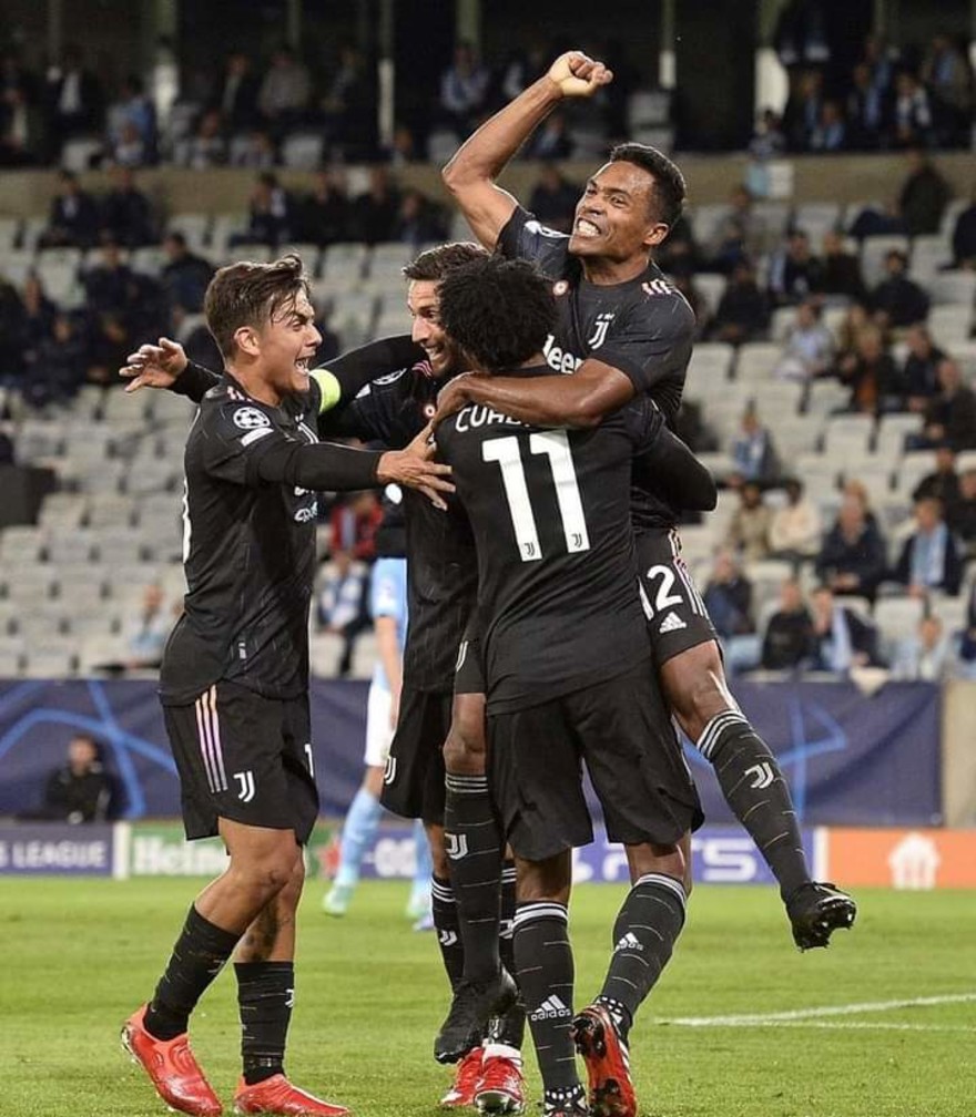 La Juventus festeggia il gol di Alex Sandro