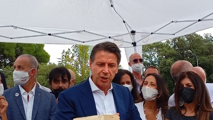 Giuseppe Conte: "Dignit&agrave; al salario e contrasteremo le &egrave;lite "