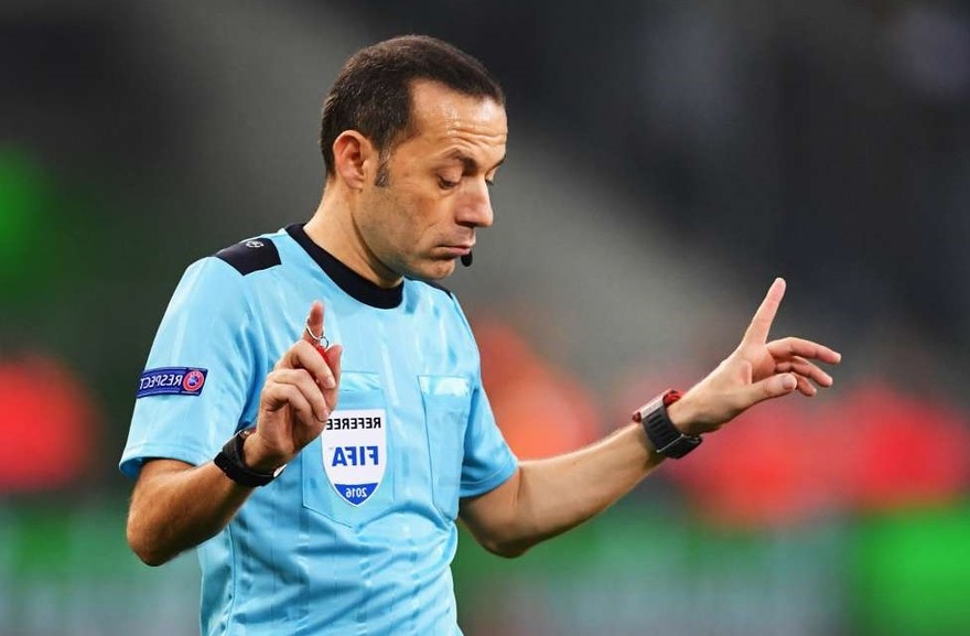 Arbitro Cuneyt Cakir