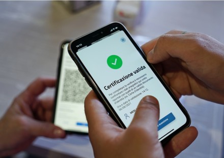 Faro verde allo Sputnik: i russi tornano in Italia 