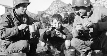 Dopo 77 anni soldato Usa cerca 8 bambini di una foto