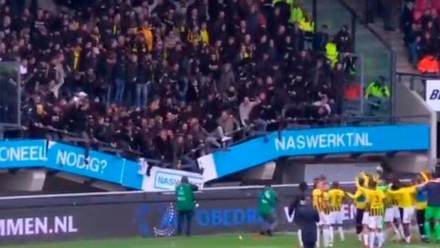 Olanda, crolla la tribuna dello stadio