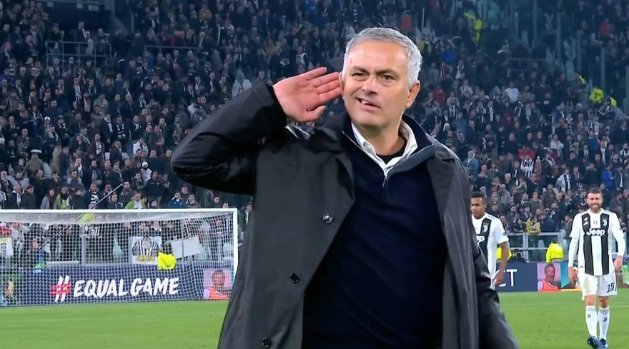 Mourinho in una delle sue provocazioni plateali anti Juve