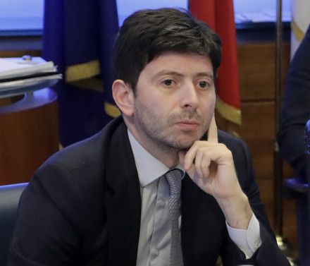 Covid: Speranza tra cautela e vaccini