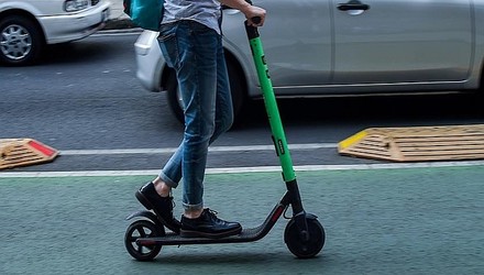 Monopattini anche fuori dalle città, ma solo su piste ciclabili