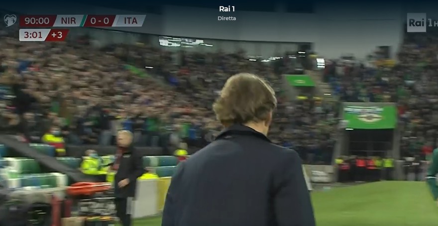 Mancini lascia mestamente il campo dopo il triplice fischio