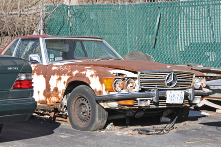 Cimitero delle auto nella periferia di Gubbio