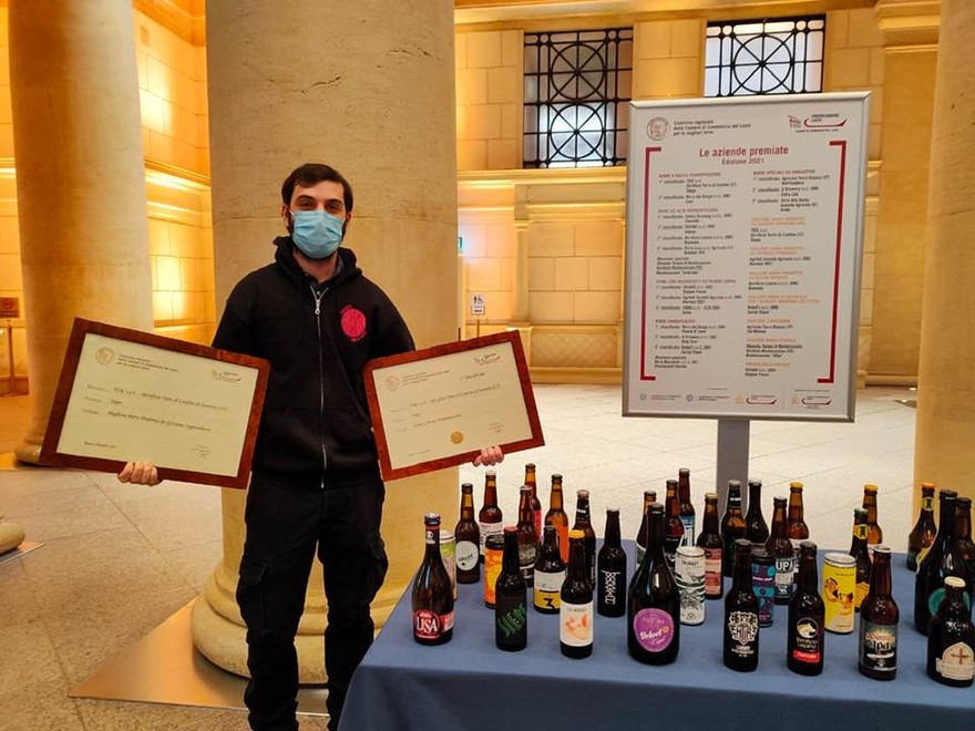 Livio Lattanzi con i due premi delle Camere di Commercio del Lazio.jpg