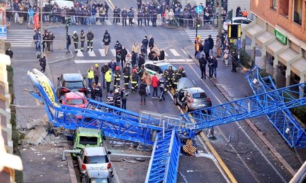 A Torino tre operai uccisi dal crollo di una gru