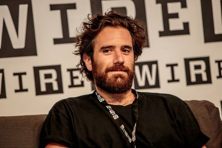 Tommaso Paradiso si trasforma in un inedito Lupin