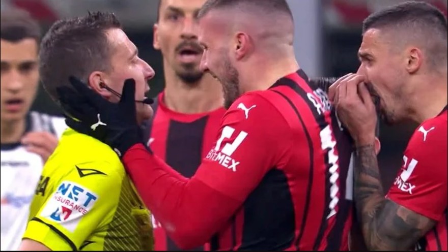 Rebic prende il volto dell'arbitro Serra tra le mani