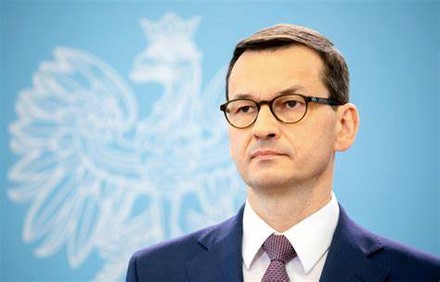 Morawiecki applaude Giorgia Meloni 