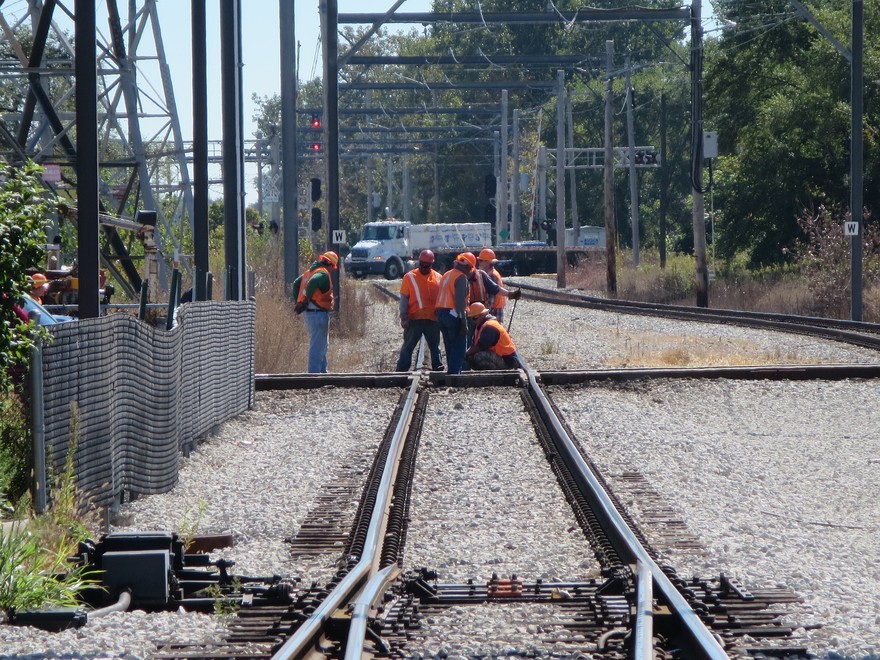 railroad-workers-185543_1920.jpg