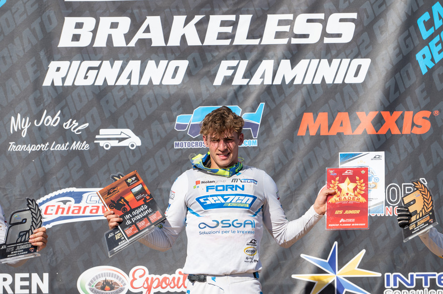 lorenzo pecorilli (al centro).jpg