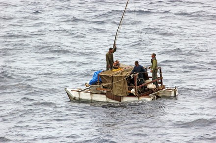 Sull'Ocean Viking i naufraghi minacciano di buttarsi in mare