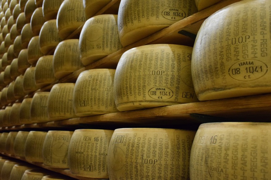 parmigiano-reggiano-1574185_1920.jpg