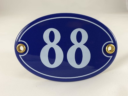 Via l'88 dalle maglie dei calciatori. Anche dai civici delle case