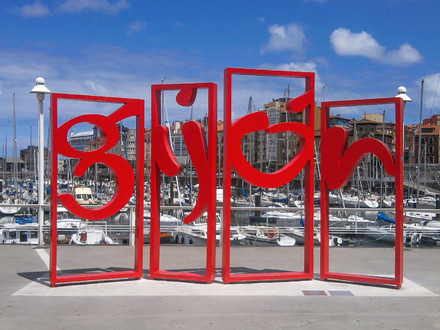 Visitate Gijón, città della Semana Negra e del sidro