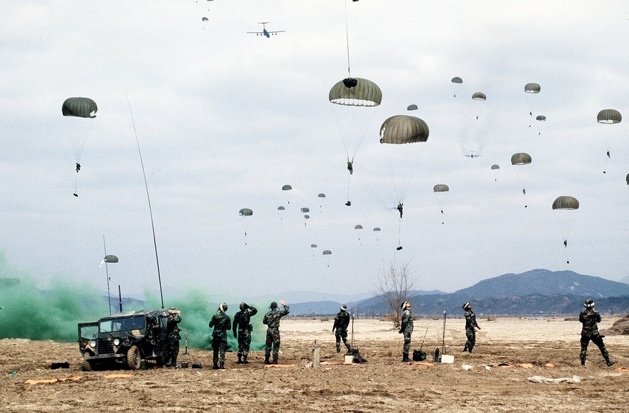paratrooper-g3f6a8a970_1280.jpg