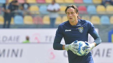 Turati fa Babbo Natale e il Lecce vince 2-1 sul Frosinone