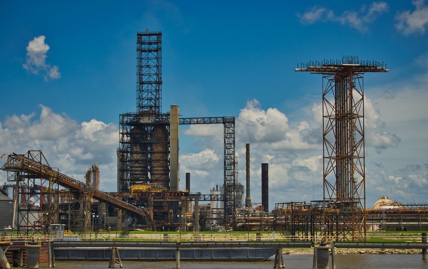 oil-refinery-3713276_1280.jpg