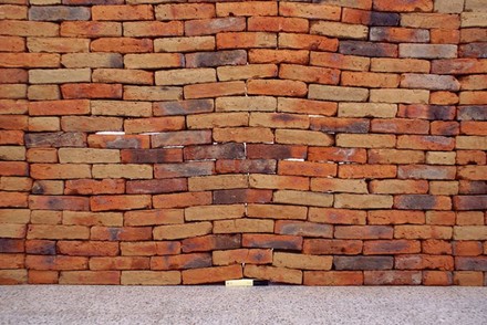 Quell'opera d'arte che scalfisce il sistema