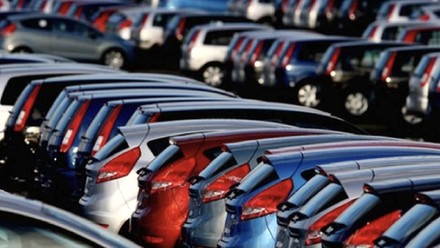 Auto, anche Ford taglia in Europa