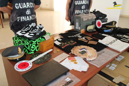 Vestiti e prodotti contraffatti sul web, denunciati in due