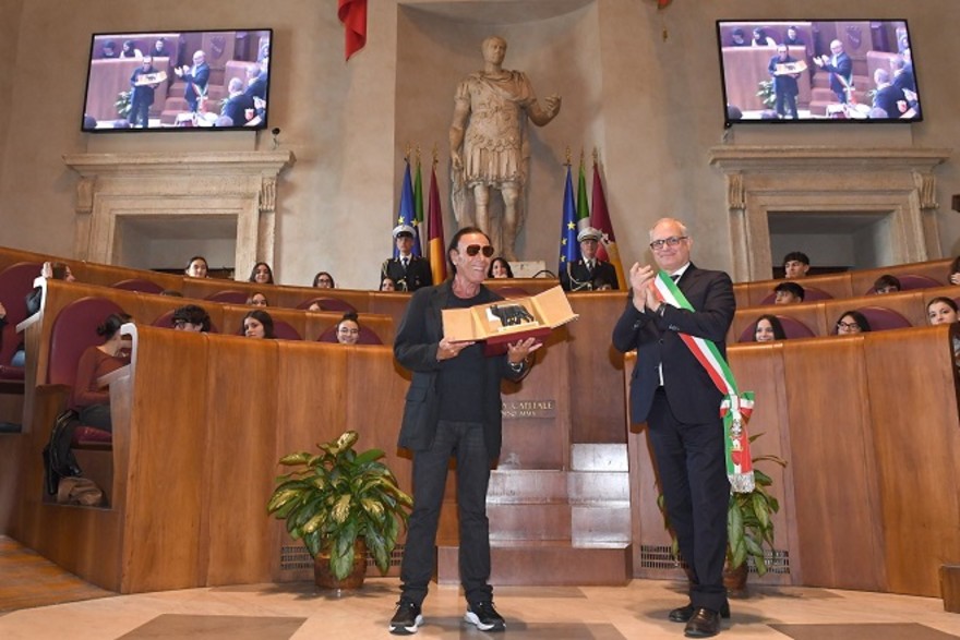 Venditti premiato con Lupa Capitolina da Gualtieri.JPG