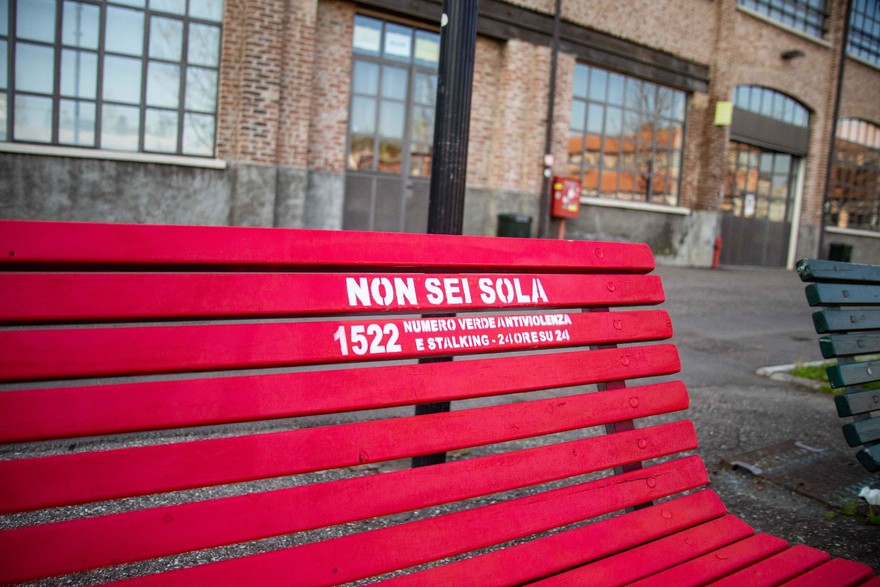 violenza donne panchina.jpeg