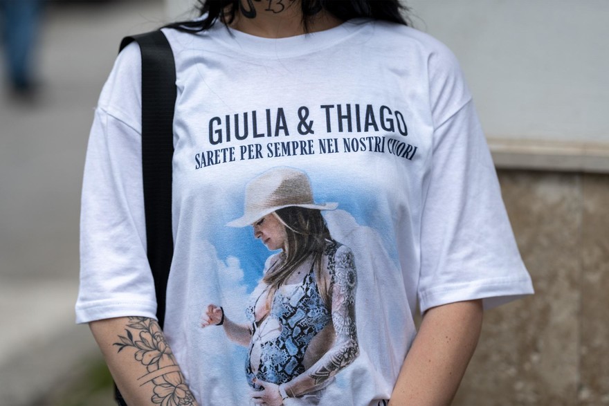 Giulia Tramontano e Thiago maglia sensibilizzazione.jpeg