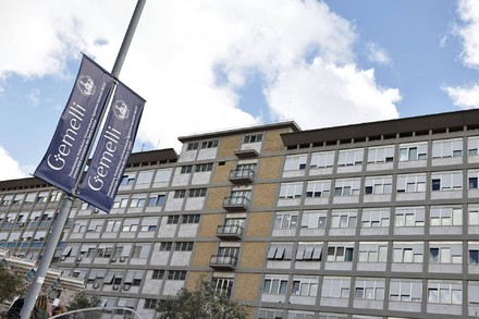 Papa Francesco sta meglio ma non è fuori pericolo