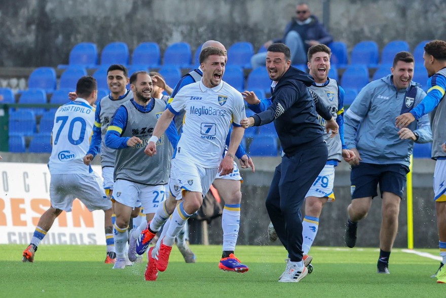 Frosinone l'esultanza dopo il gol di Cichella.jpg