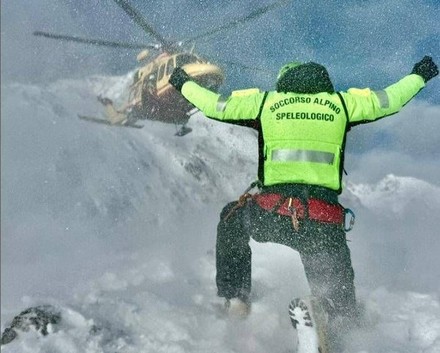 Valanga sul Tonale, travolti tre scialpinisti; uno è morto