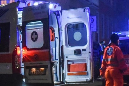 Roma, con auto finisce contro albero e si ribalta: morto 42enne