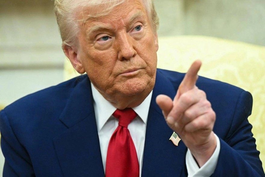 trump dito alzato.jpg