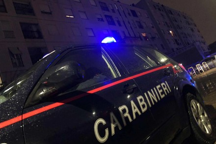 Uccisa a coltellate dal marito, figlia chiama 118