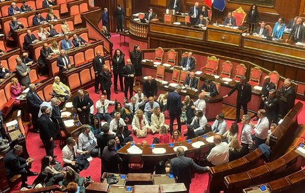 Dl sicurezza, ok con fiducia ma in Senato &egrave; quasi rissa