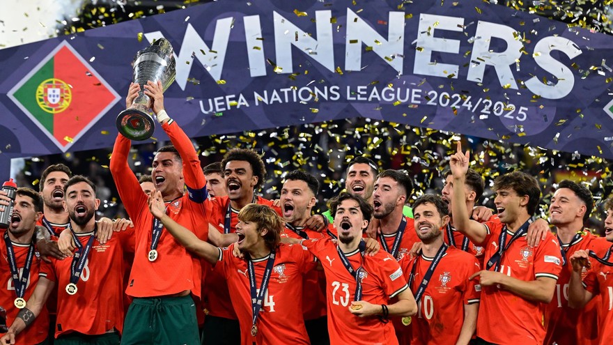 fbl-eur-nations-por-esp-trophy.jpg
