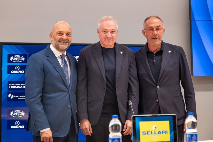 Il nuovo allenatore Alvini con DT e DS.jpg