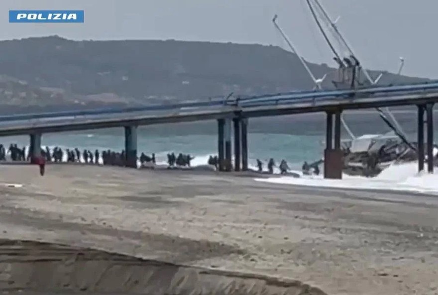 polizia_sbarco_migranti_fi.jpg